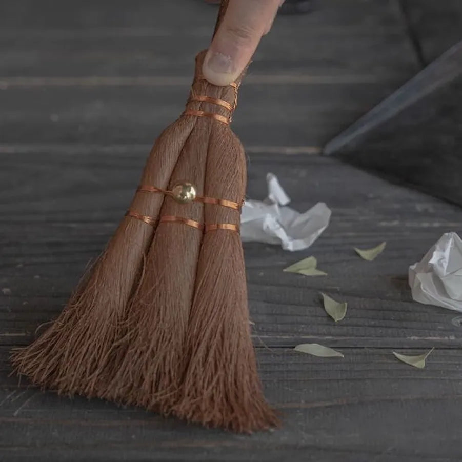 c4 ほうき透鐔　鉄地　松葉箒 松野屋｜シュロダルマ荒神ほうき – SIROMONO 調度品店