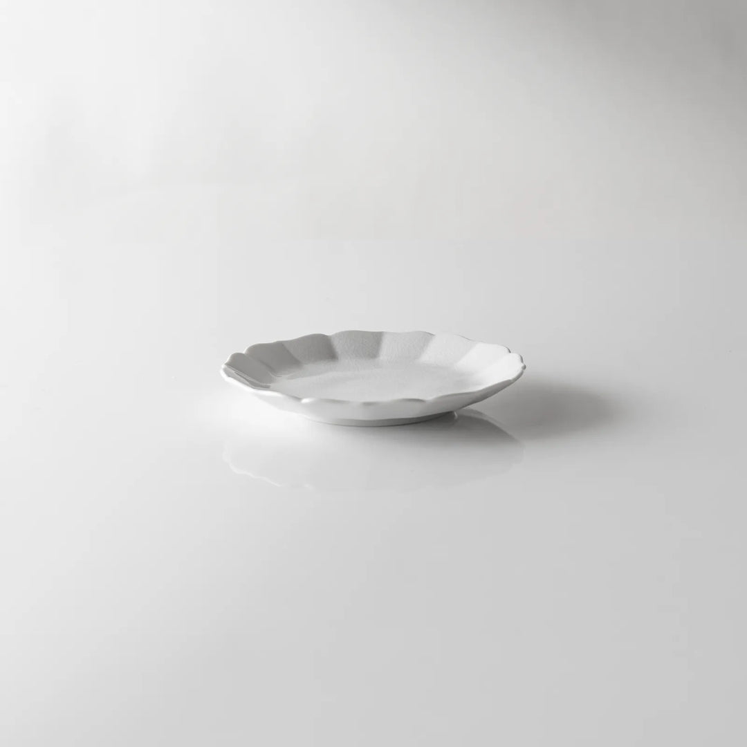 お値下げしました、古九谷　白磁　陽刻　菊　豆皿 お値下げしました、古九谷 白磁 陽刻 菊 豆皿 お値下げしました、古